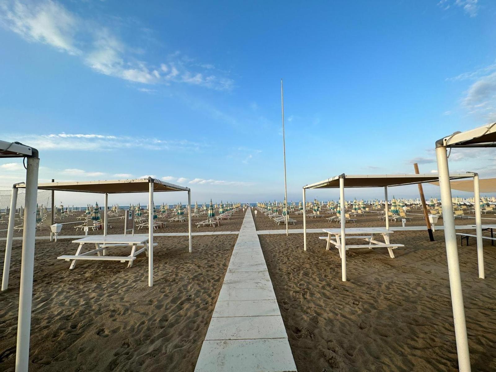 Hotel Neyra Beach Rimini Exterior foto